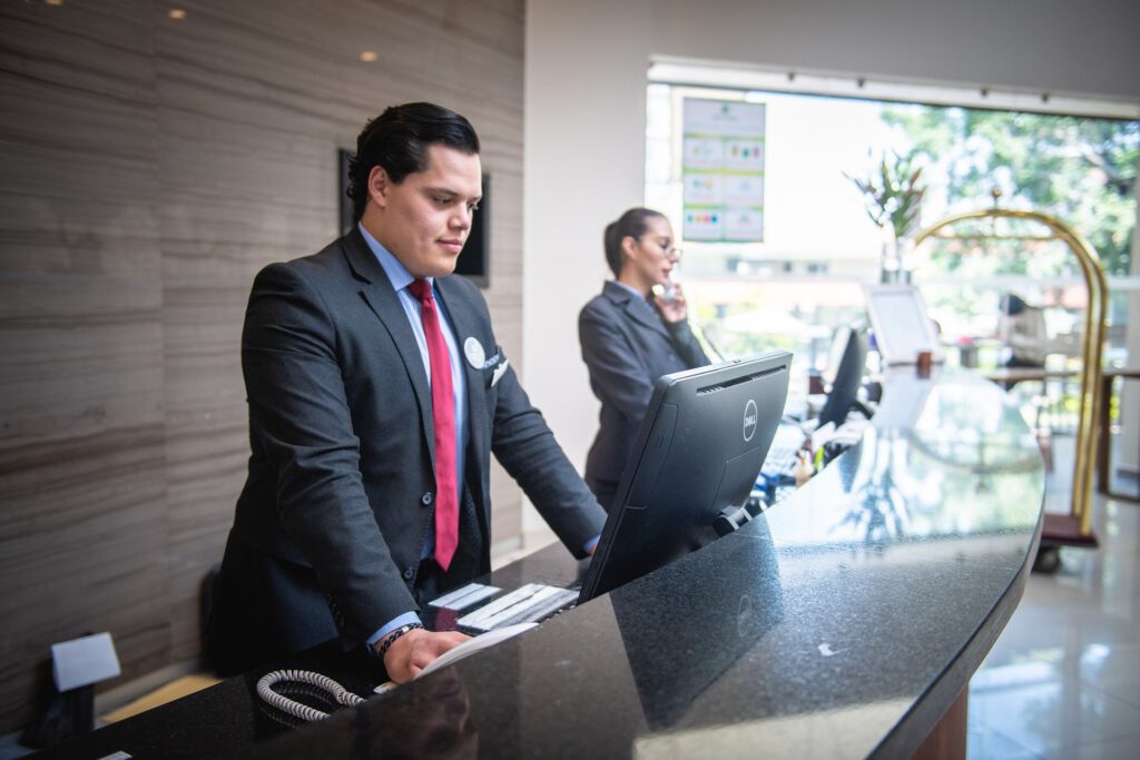 receptionist 5975961 1920