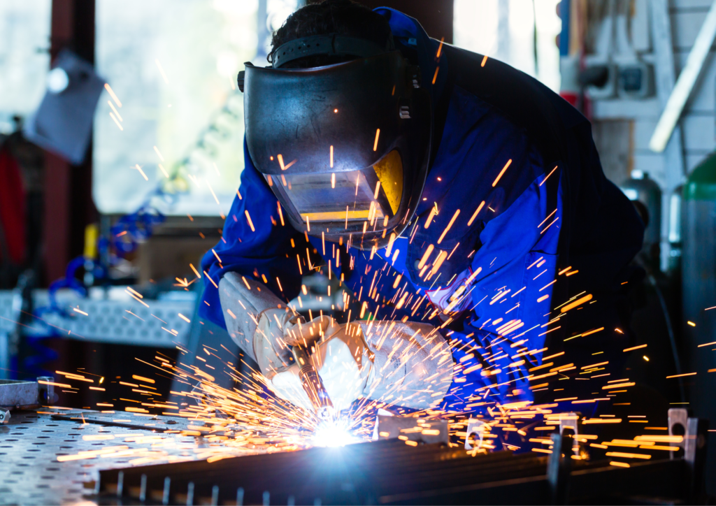 Een lasser is een technisch vakspecialist die zich bezighoudt met lassen. Dit houdt in dat hij/zij metalen onderdelen met elkaar verbindt door deze plaatselijk te verhitten en samen te smelten. Hierdoor ontstaan sterke verbinden die bestand zijn tegen grote krachten en belasting.