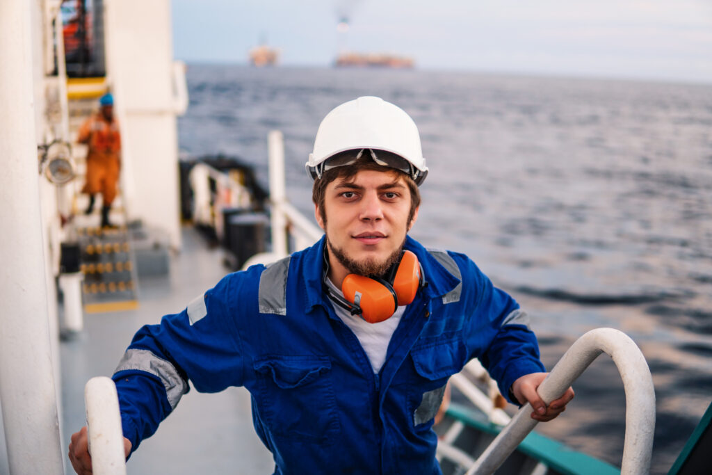 Scheepstimmerman aan het werk aan boord